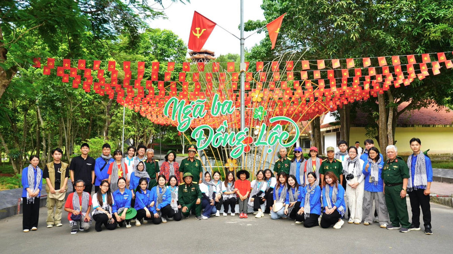 MM888 Việt Nam Tải App hai miền Nam – Bắc cùng hòa một lòng yêu nước, nhớ ơn các anh hùng liệt sỹ. Ảnh: CLB Ngọn lửa tuổi 20. 517234578-1183242033848386-8553548797193260786-n.jpg