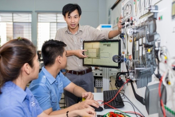 MM888 Việt Nam Tải App ngành kỹ thuật trong giờ học. Ảnh: CKC.