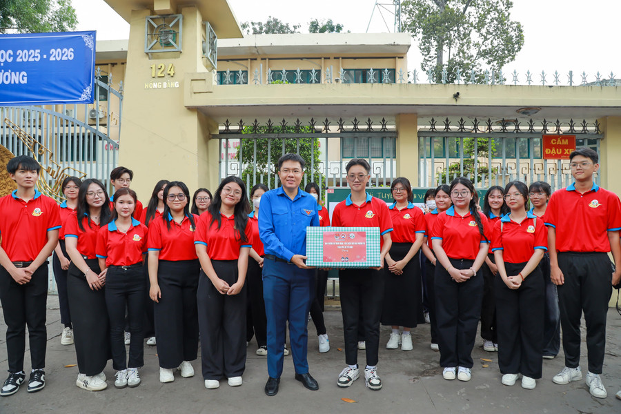 Anh Nguyễn Đăng Khoa - Phó Bí thư, Trưởng Ban Tuyên giáo - Đối ngoại Thành Đoàn động viên đội hình chiến sĩ tại Trường THPT Hùng Vương. ltn-0296-min-8928.jpg