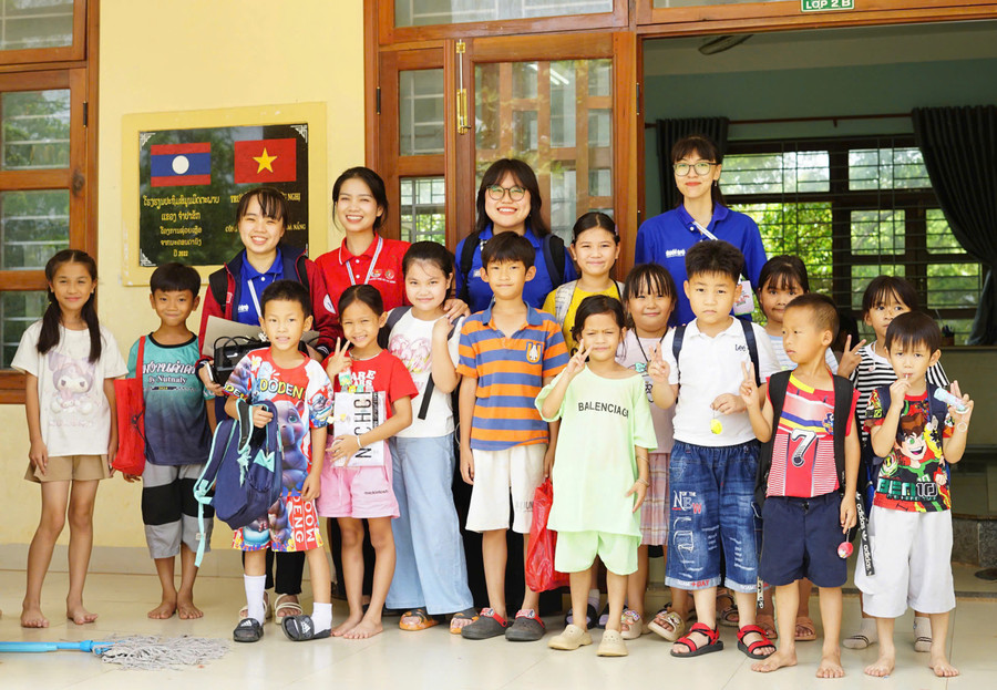 Chiến sĩ Mùa hè xanh tại CHDCND Lào. 25dc545d4b81fcdfa590.jpg