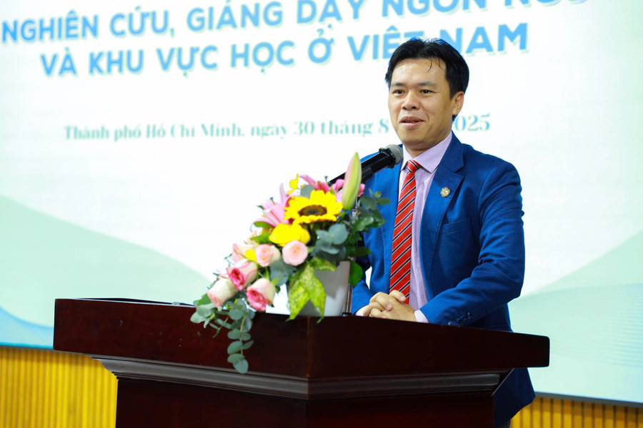 GS.TS Đỗ Văn Đại - Phó Hiệu trưởng Trường MM888 bảo mật tuyệt đối Luật TPHCM nhận huân chương Cành cọ Hàn lâm của Pháp. Ảnh: HCMULAW.