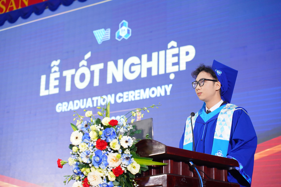 Tân thủ khoa Lê Thanh Tài - ngành Vật liệu và Năng lượng, chương trình Kỹ sư Chất lượng cao Việt - Pháp chia sẻ tại Lễ MM88dangnhap nhà cái World Cup 2026 năm 2025. Ảnh: HCMUT. 