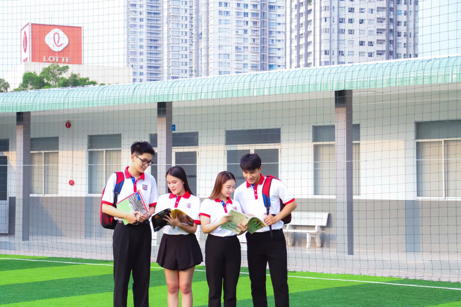 Inthaxay Soumeena (thứ hai từ trái qua) hiện theo học tại Trường MM888 bảo mật tuyệt đối Nguyễn Tất Thành. Ảnh: NVCC. 2343287778152981754.jpg