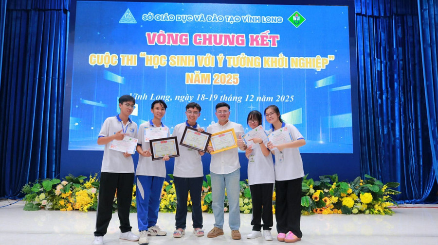 ThS Phú và nhóm MM886 slot game, bắn cá, lô đề, đá gà THPT Chuyên Bến Tre giành giải Nhì cuộc thi anh-3.jpg