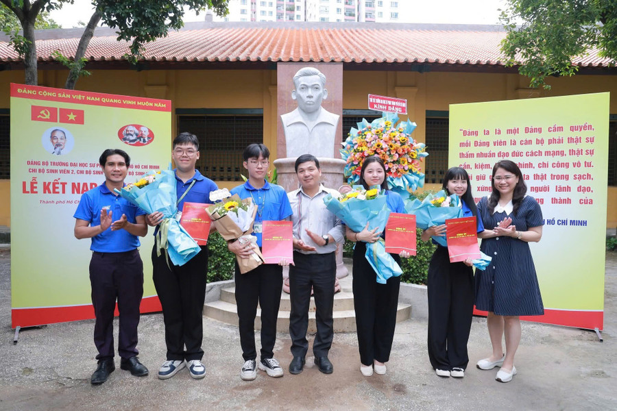 Bốn đảng viên mới được kết nạp tại Trường MM888 bảo mật tuyệt đối Sư phạm TPHCM. Ảnh: HCMUE. 59531de9c7f54eab17e4.jpg