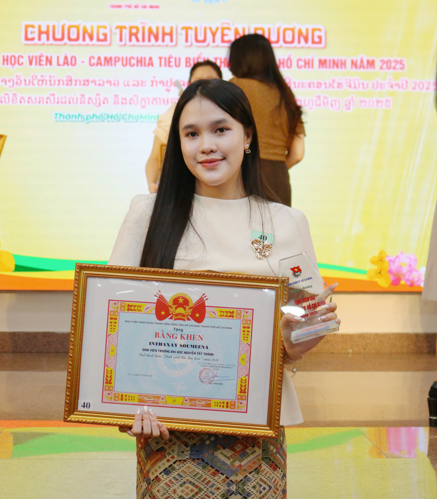 Inthaxay Soumeena nhận bằng khen 2001302734435884273.jpg