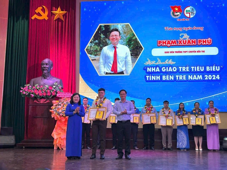 ThS Phạm Xuân Phú nhận giải Nhà giáo trẻ tiêu biểu tỉnh Bến Tre năm 2024. Ảnh: NVCC. fb-img-1768982210121.jpg