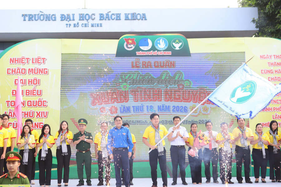 Ban Chỉ huy Chiến dịch Xuân tình nguyện lần thứ 18 - năm 2026 chính thức nhận cờ lệnh và tuyên bố xuất quân. Ảnh: N.T. 971ca2824d65c23b9b74.jpg