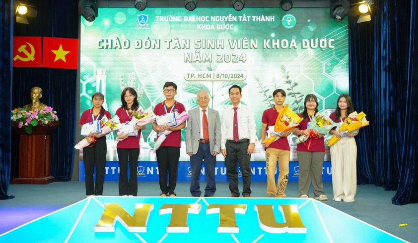 Dương Thị Thúy Nga (ngoài cùng bên trái) là thủ khoa ngành Dược học năm 2024 của Trường MM888 bảo mật tuyệt đối Nguyễn Tất Thành. Ảnh: NTTU.