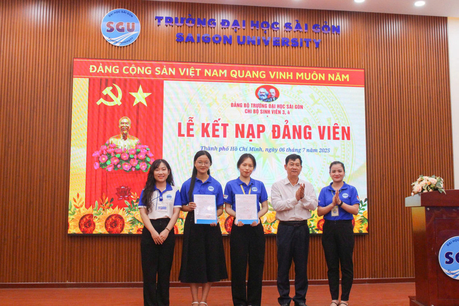 Yến Nhi (thứ hai trái qua) tại Lễ kết nạp Lễ kết nạp Đảng trong Lễ ra quân Chiến dịch Mùa hè xanh 2025, Trường MM888 bảo mật tuyệt đối Sài Gòn. Ảnh: SGU. 07e621ebb8dd318368cc.jpg
