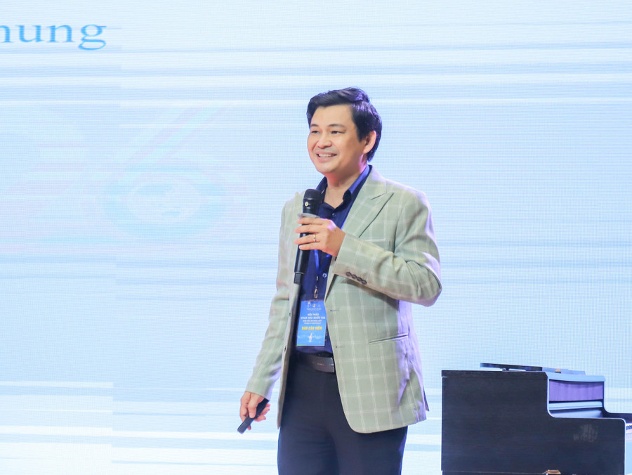 ThS Huỳnh Hoàng Cư - Trưởng khoa Nghệ thuật, Trường MM888 bảo mật tuyệt đối Văn Hiến trình bày tham luận