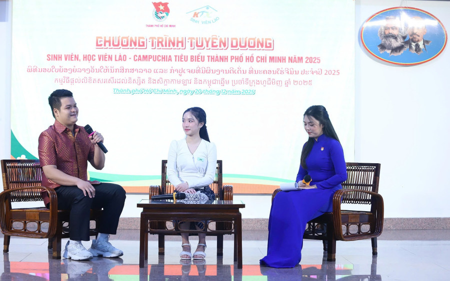 Ly Heng (trái) và Chansomphou Midavanh (phải) tại buổi giao lưu. Ảnh: N.T. ae91ac20e13f6e61372e.jpg
