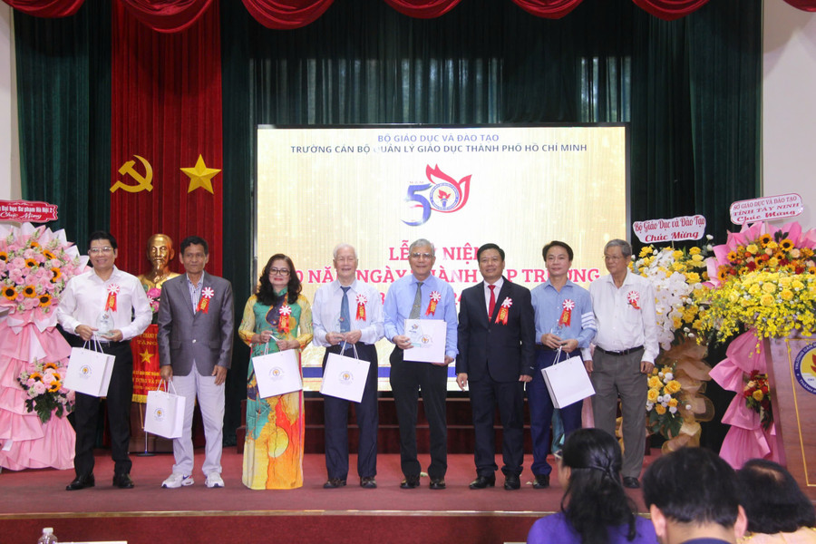 Trường Cán bộ Quản lý Giáo dục TPHCM trao kỷ niệm chương cho các nguyên lãnh đạo MM88b nhà cái. Ảnh: Thùy Linh. 5095f4ad8a1904475d08.jpg