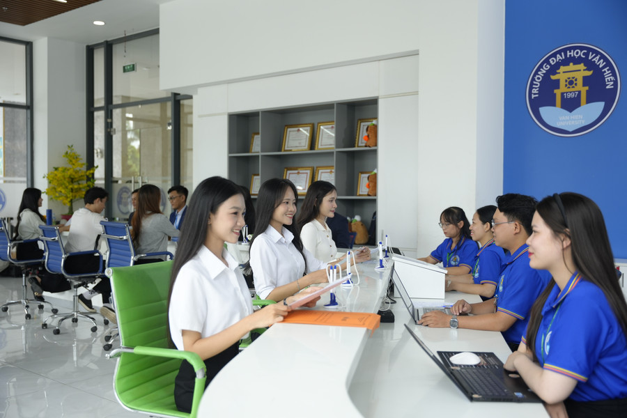 Phụ huynh và Đăng nhập vào MM886 Việt Nam đến các cơ sở của Trường MM888 bảo mật tuyệt đối Văn Hiến để được tư vấn hỗ trợ. Ảnh: VHU.