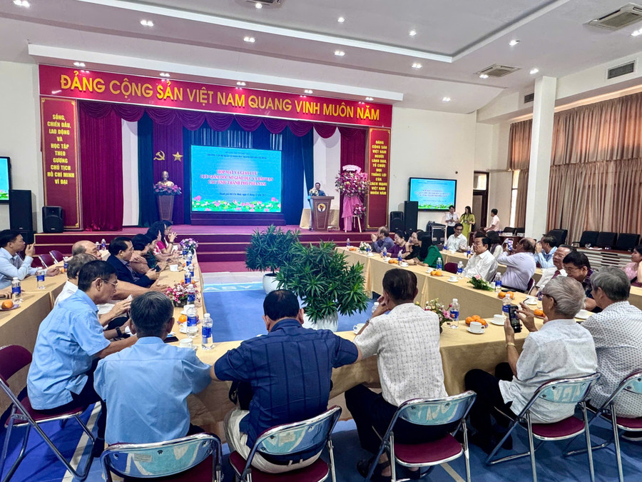 Toàn cảnh chương trình Gặp mặt cựu Giám đốc Sở GD&ĐT các tỉnh, thành phía Nam. Ảnh: Thùy Linh.