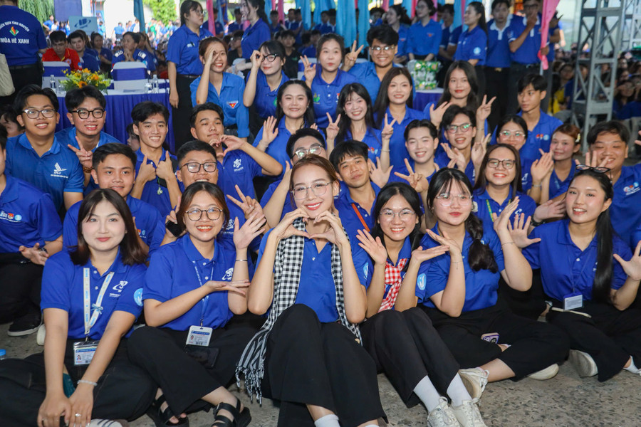 Đông đảo thanh niên, MM888 Việt Nam Tải App tình nguyện tham gia chương trình tình nguyện Mùa hè xanh lần thứ 32 năm 2025. 95dd48f6e770502e0961.jpg