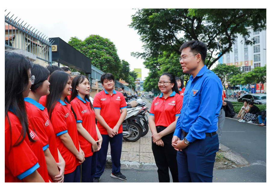 Anh Nguyễn Đăng Khoa thăm các chiến sĩ trực điểm thi tại Trường THPT Chuyên Lê Hồng Phong. ltn-0322-da-nen.jpg