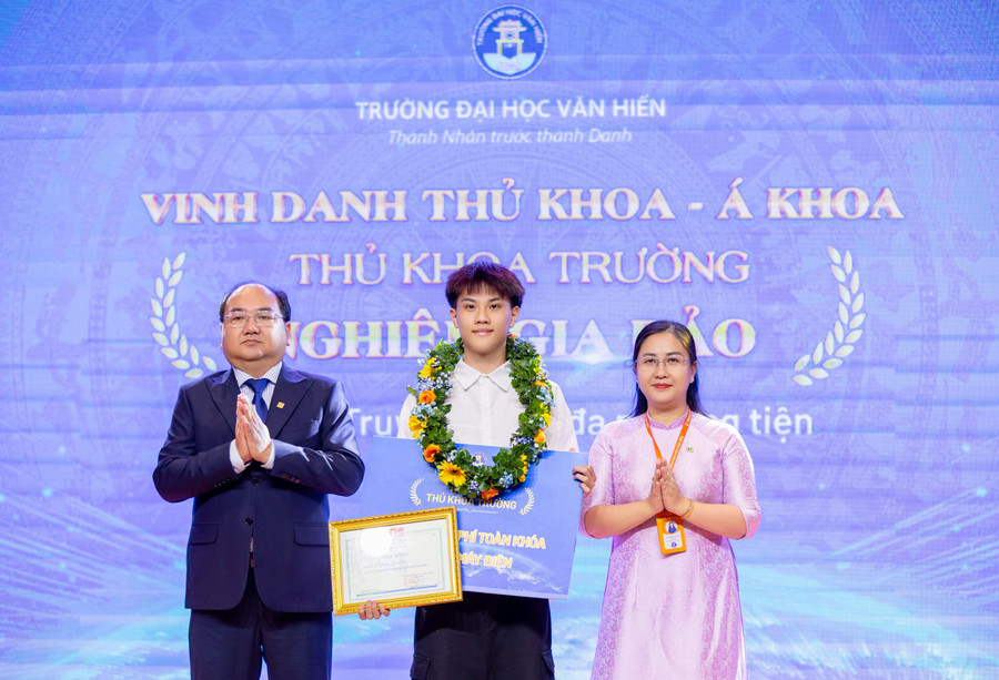 MM88b nhà cái khen thưởng cho tân thủ khoa. Ảnh: VHU. img-9498-min.jpg