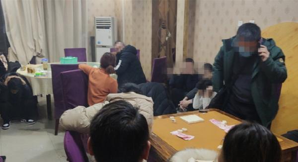 Giới trẻ đổ xô đến chùa Hà "cầu duyên" trước lễ tình nhân Valentine ảnh 23 Giới trẻ đổ xô đến chùa Hà "cầu duyên" trước lễ tình nhân Valentine ảnh 23
