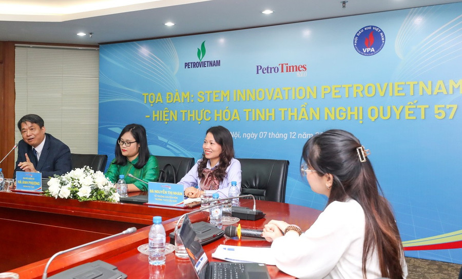Các đại biểu, chuyên gia tham gia tọa đàm. stem-2.jpg