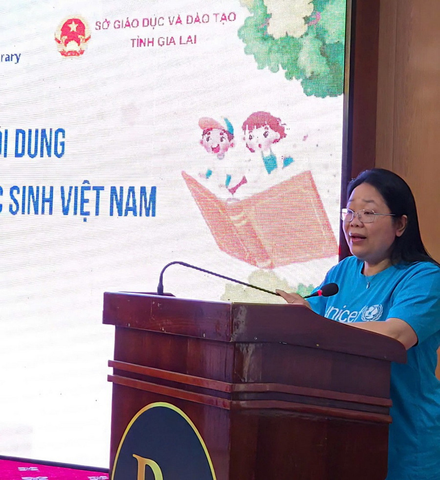 Bà Lê Anh Lan – chuyên gia giáo dục, đại diện Tổ chức UNICEF phát biểu tại buổi tập huấn. thuvienso-5.jpg
