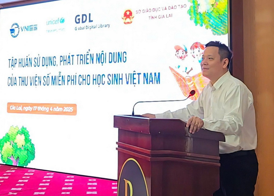 Ông Lê Anh Vinh - Viện trưởng Viện Khoa học Giáo dục Việt Nam phát biểu tại buổi tập huấn. thuvienso-2.jpg