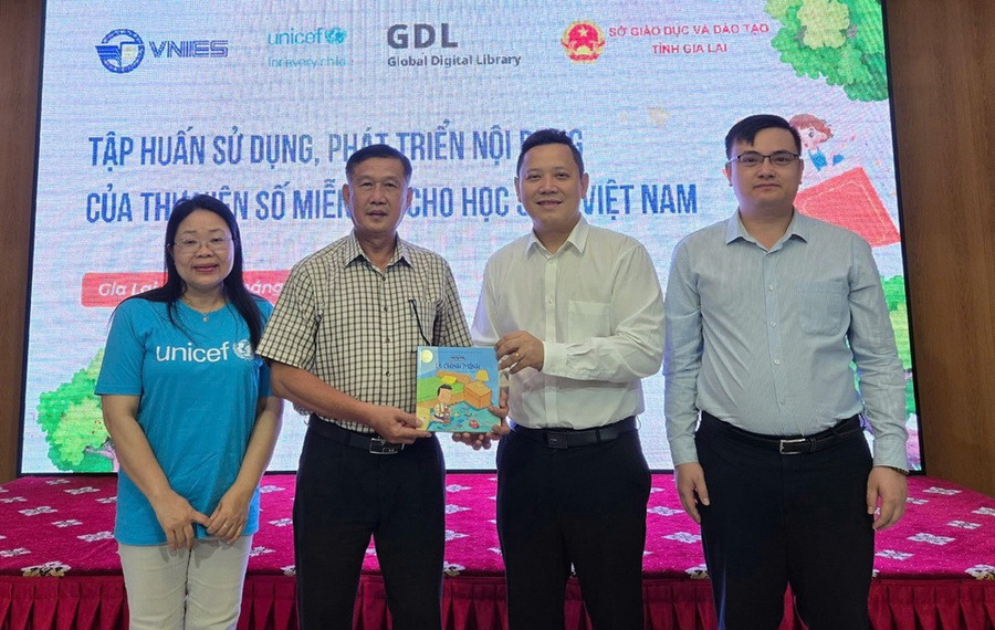 Ông Lê Anh Vinh trao tặng bộ sách “Những đứa trẻ hạnh phúc” tới Sở Giáo dục và Đào tạo tỉnh Gia Lai. thuvienso-4.jpg
