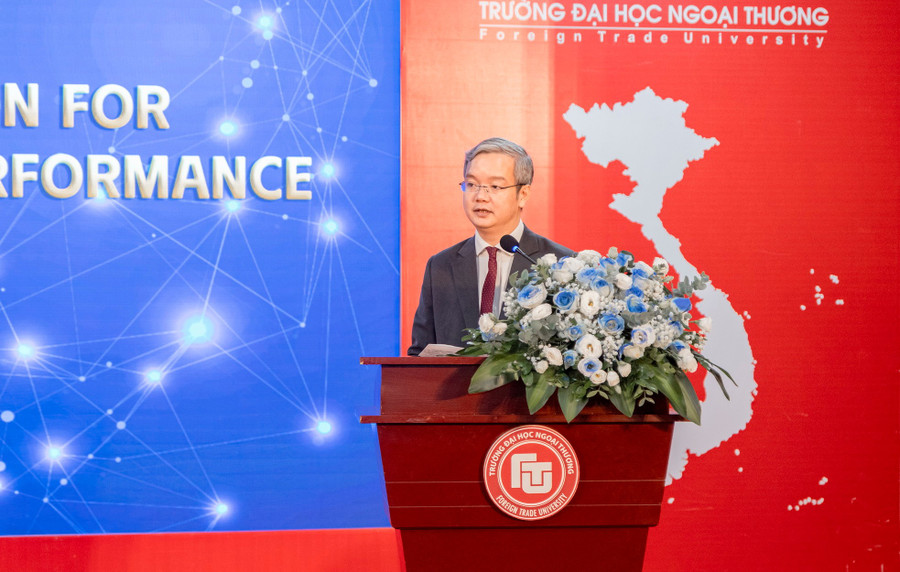 PGS.TS Đào Ngọc Tiến – Phó Hiệu trưởng Trường MM888 bảo mật tuyệt đối Ngoại thương, Trưởng Ban Tổ chức phát biểu tại hội thảo. chuyendoiso-3.jpg