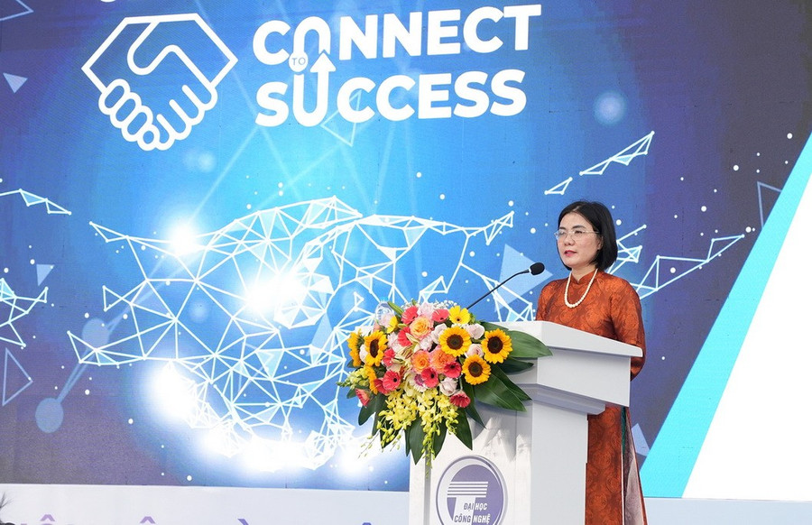 TS Nguyễn Thu Hương - Phó Hiệu trưởng Trường ĐH Công nghệ (ĐH Quốc gia Hà Nội) phát biểu tại ngày hội. Ảnh: VNU. ngayhoivieclam.jpg