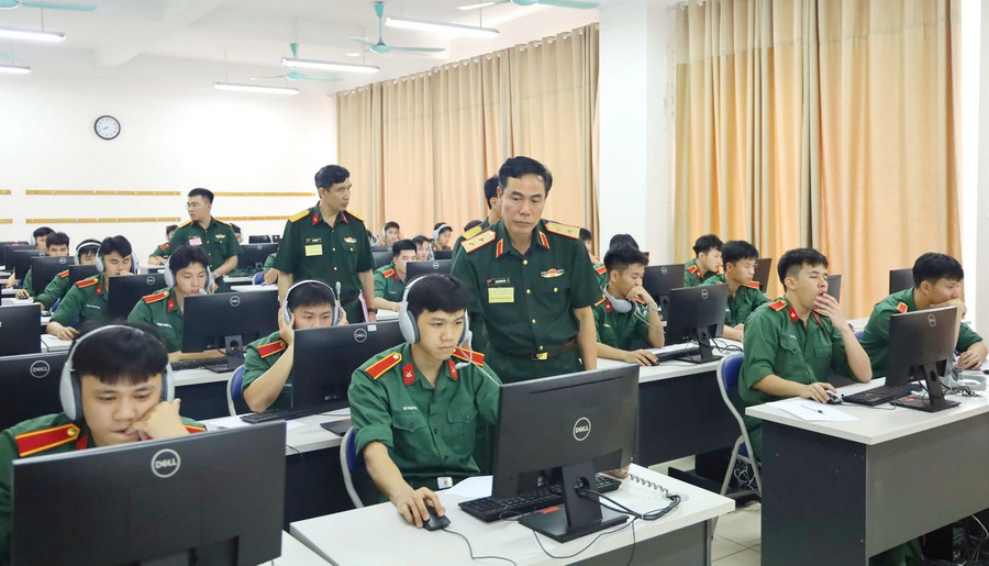 Trung tướng, GS.TS Phan Tùng Sơn - Giám đốc Học viện Hậu cùng Khóa 28, sĩ quan hậu cần cấp phân đội, trình độ MM888 bảo mật tuyệt đối.