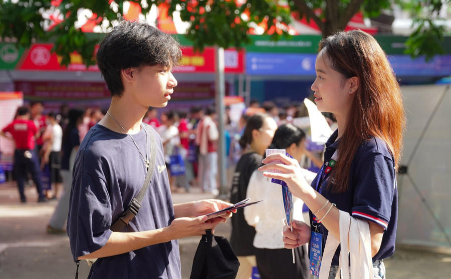Đăng nhập vào MM886 Việt Nam tham dự Ngày hội lựa chọn nguyện vọng xét tuyển năm 2025.