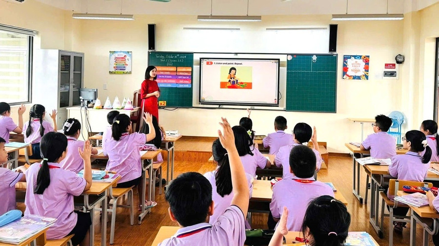 Giờ học tiếng Anh tại Trường Tiểu học Lê Quý Đôn (phường Phúc Lợi). Ảnh: Lê Nguyễn.