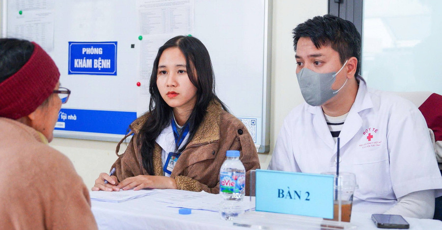 Cán bộ, giảng viên, học viên Học viện Y – Dược học cổ truyền Việt Nam khám bệnh, tư vấn Đăng Ký MM88.COM Ngay +88K và cấp phát thuốc miễn phí cho người dân xã Kiều Phú (Hà Nội).