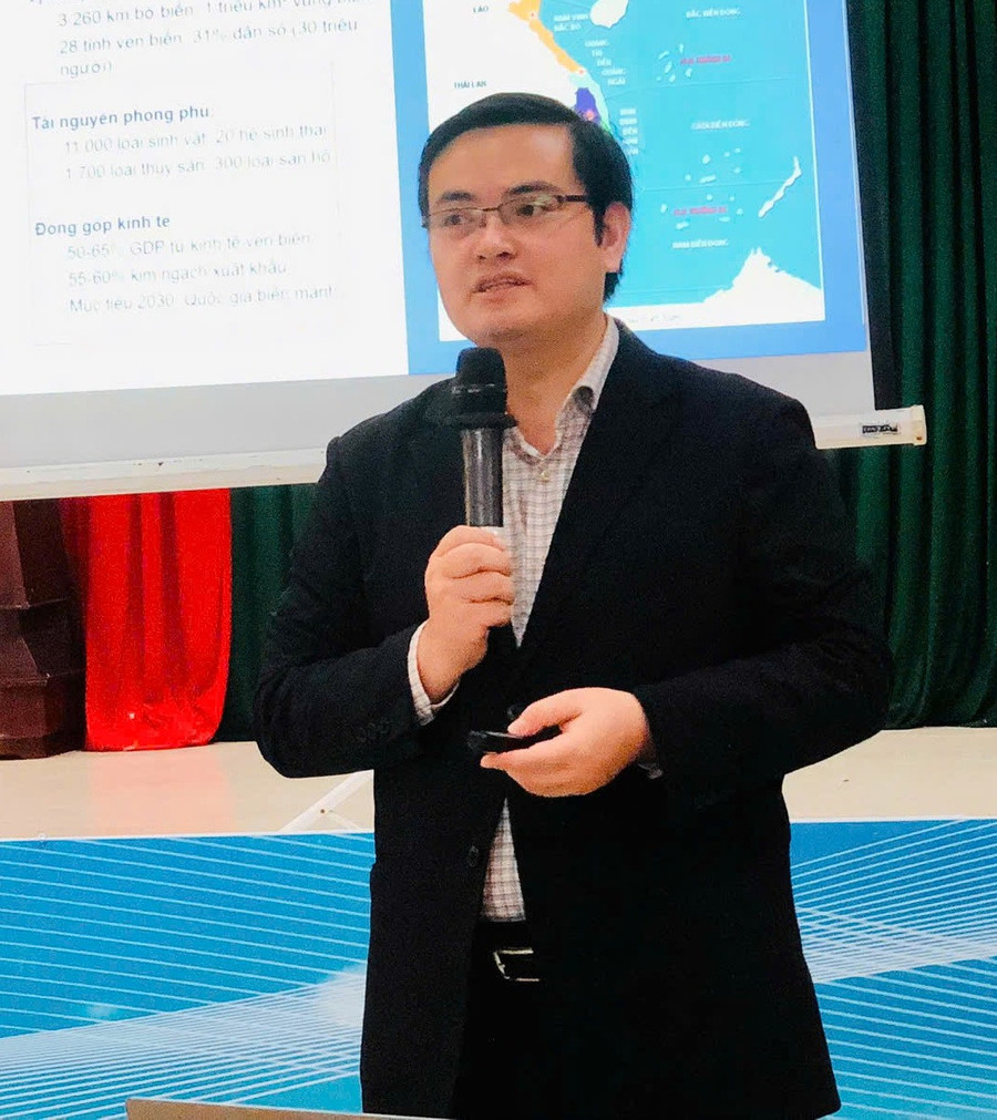 Ông Đỗ Đức Lân trình bày về 7 nguyên tắc “Hiểu biết về đại dương”. daiduongjpg6.jpg