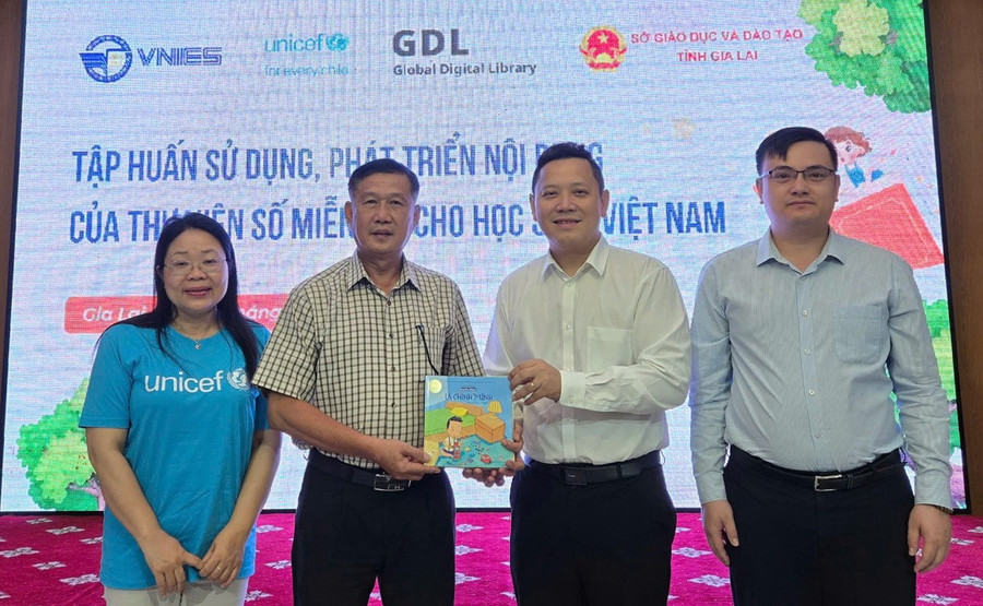 GS. TS Lê Anh Vinh trao tặng bộ sách “Những đứa trẻ hạnh phúc” cho Sở GD&ĐT tỉnh Gia Lai. thuvienso-2.jpg