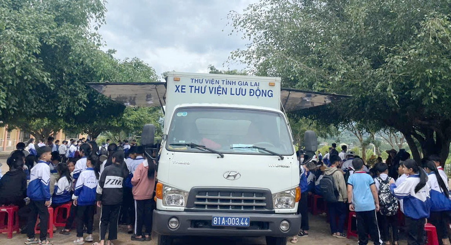 Gia Lai cũng đã triển khai dự án thư viện sách di động. Ảnh: Internet. thuvienso.jpg