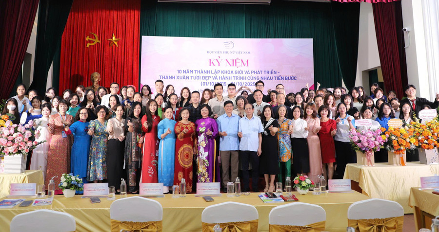 Chiều 1/10, Học viện Phụ nữ Việt Nam tổ chức kỷ niệm 10 năm thành lập Khoa Giới và Phát triển với chủ đề gioi.jpg