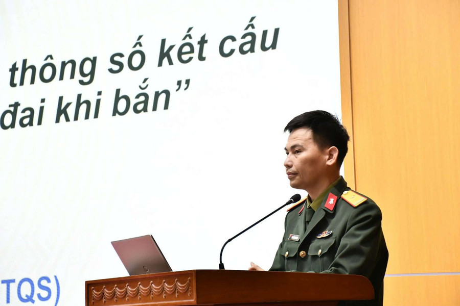 Nghiên cứu sinh Nguyễn Văn Hường trình bày bảo vệ luận án tiến sĩ. daotaotiensi-1.jpg