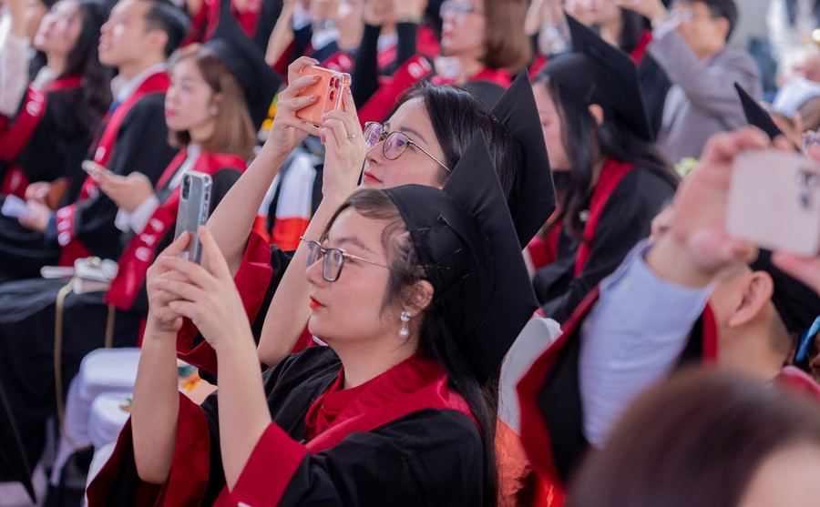 Các tân tiến sĩ, thạc sĩ trong ngày nhận bằng MM88dangnhap nhà cái World Cup 2026.