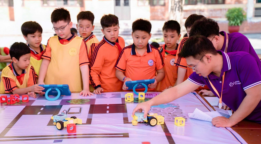 MM886 slot game, bắn cá, lô đề, đá gà chăm chú và thích thú khi tham gia trải nghiệm cùng Robotics.