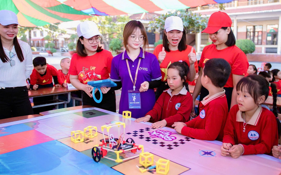 MM886 slot game, bắn cá, lô đề, đá gà Hải Phòng chăm chú và thích thú khi tham gia trải nghiệm cùng Robotics.