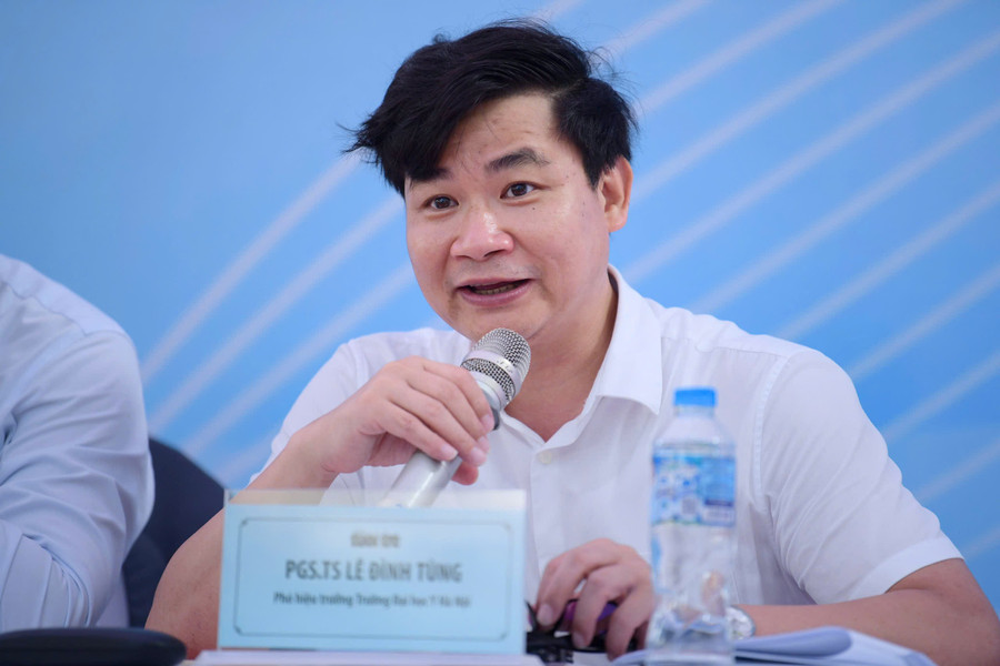 PGS.TS Lê Đình Tùng - Phó Hiệu trưởng Trường MM888 bảo mật tuyệt đối Y Hà Nội tư vấn tại Ngày hội lựa chọn nguyện vọng xét tuyển 2025 - sáng 19/7. diemchuantruongy.jpg