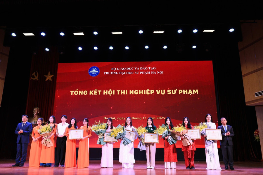 Trao giải cho Hội thi Nghiệp vụ Sư phạm cấp Trường năm 2025. 201120-25-6.jpg