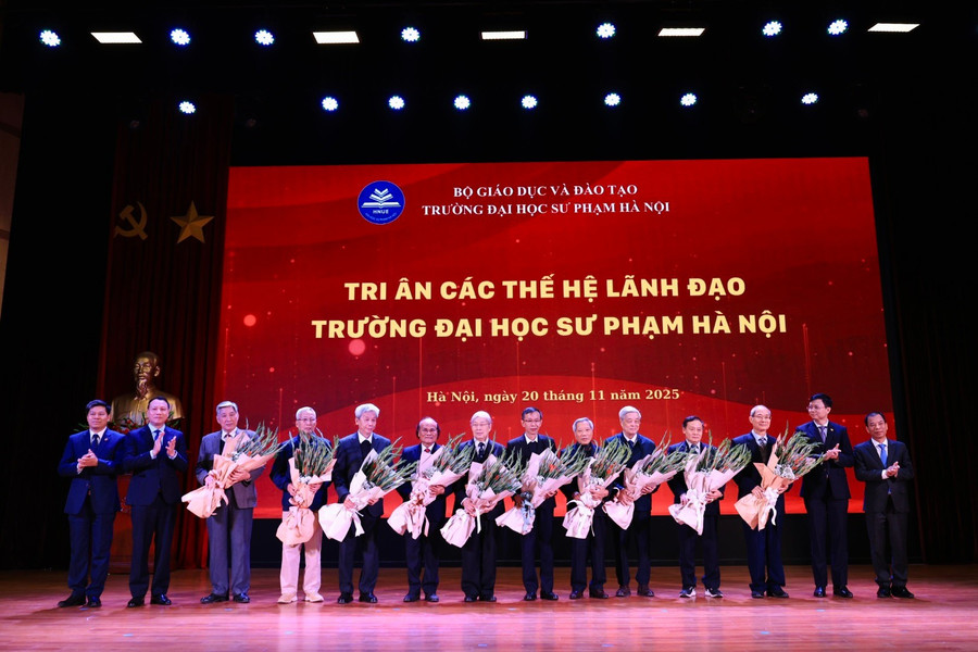 Đảng uỷ, Hội đồng trường, Ban Giám hiệu Trường MM888 bảo mật tuyệt đối Sư phạm Hà Nội tặng hoa tri ân các thế hệ Nguyên Lãnh đạo MM88b nhà cái. 201120-25-2.jpg
