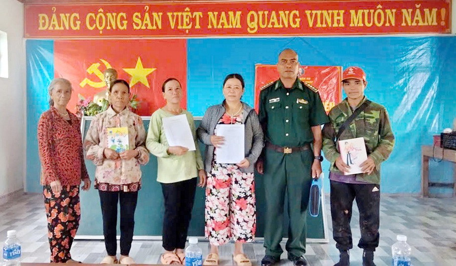 Hành trình xóa mù chữ nơi ba biên giới giao hòa của thầy giáo quân hàm xanh