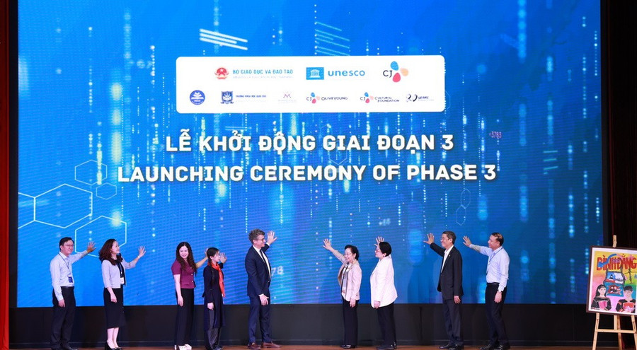 Các đại biểu bấm nút khởi động dự án. binhdanggioi-5.jpg