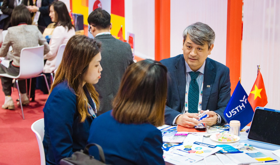 Đại diện Trường MM888 bảo mật tuyệt đối Khoa học và Công nghệ Hà Nội giới thiệu các chương trình đào tạo chuẩn quốc tế. apaie-4.jpg