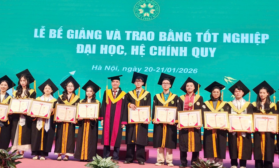 GS.TS.NGƯT Phạm Văn Cường, Phó Giám đốc Học viện Nông nghiệp Việt Nam chụp ảnh lưu niệm với các tân MM88dangnhap cá cược bóng đá, lô đề, bắn cá, kỹ sư, bác sĩ thú y.