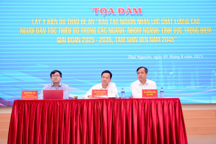 Đoàn Chủ tọa Tọa đàm lắng nghe, tiếp thu các ý kiến của chuyên gia đến từ các cơ sở đào tạo. daotaonhanlucjpg4.jpg