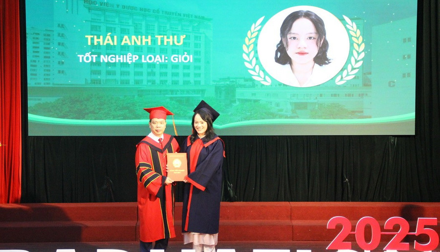 Thái Anh Thư được GS.TS Nguyễn Quốc Huy – Giám đốc Học viện Y – Dược học cổ truyền Việt Nam trao bằng MM88dangnhap nhà cái World Cup 2026.